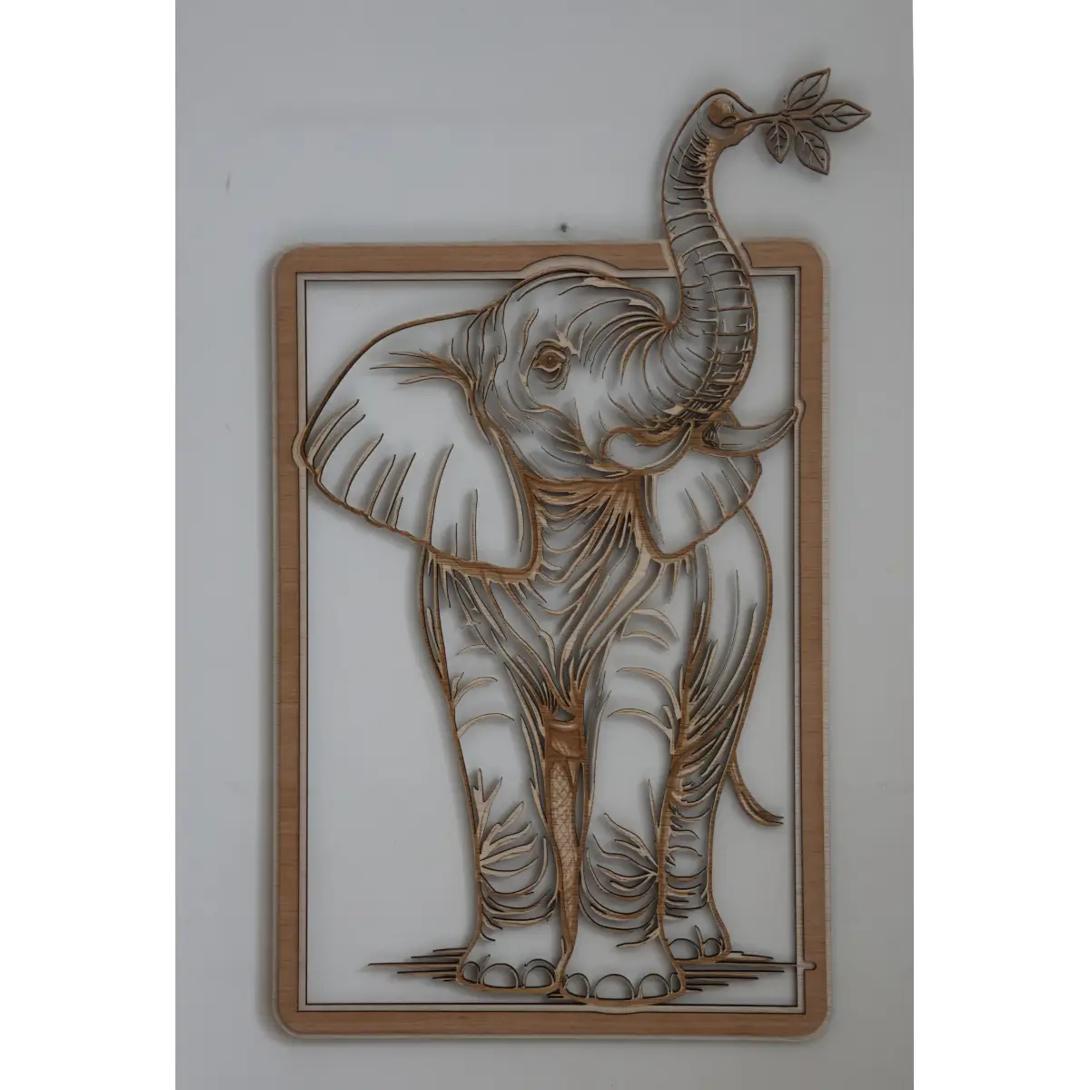 prachtig en uniek: gegraveerde en uitgesneden houten olifant